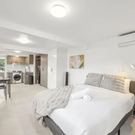 Great Value Renovated Near Griffith And Shops Holiday home