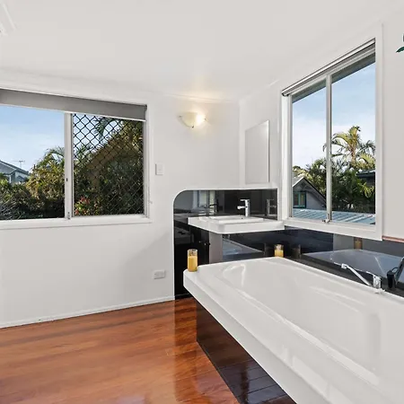 Holiday home Sunny Bayside Escape In Lota Brisbane