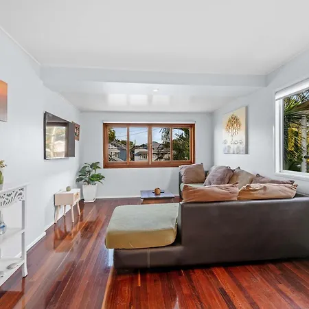 Sunny Bayside Escape In Lota Holiday home *