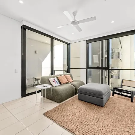 Luxury South Retreat With Pool & Parking Apartment *