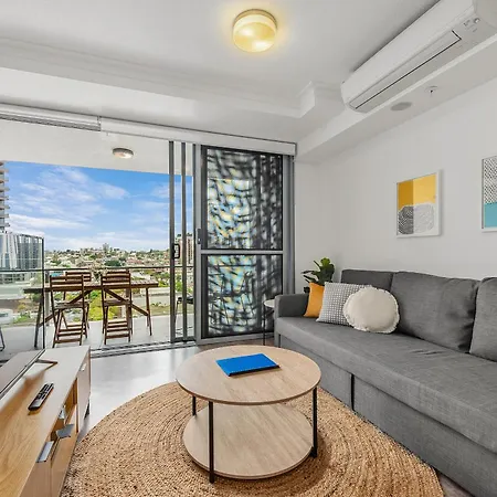 Apartment Sunny & Overlooking West End