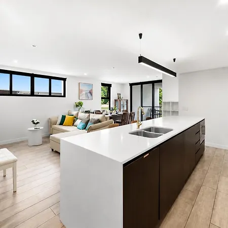 Elevated 3-bed Close To River Apartment Brisbane