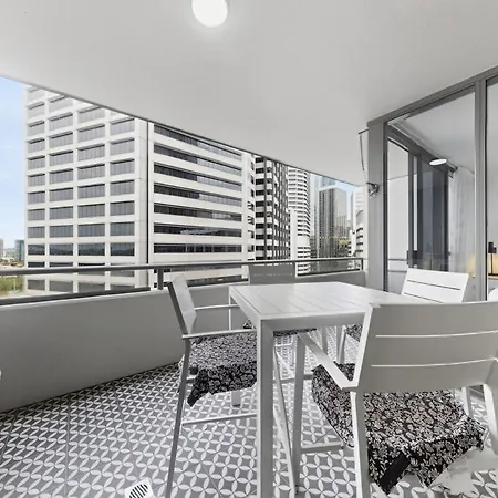2 Bedroom River View In Cbd Apartment