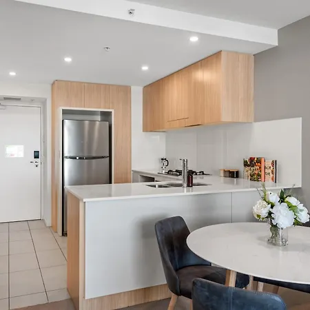 Luxe Portside With River Views, Parking & Study Apartment