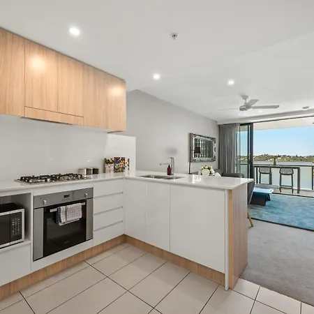 Luxe Portside With River Views, Parking & Study Brisbane