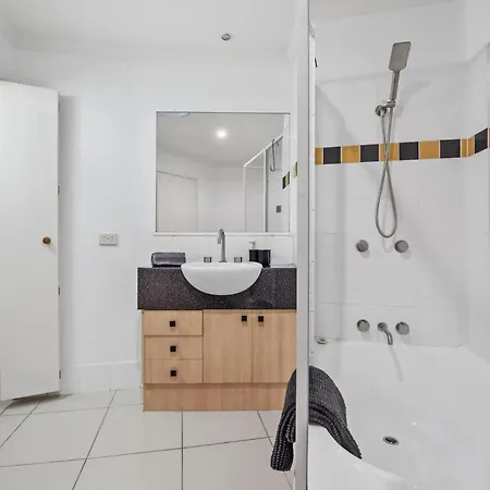 Point Peninsula - 2bed-2bath-car-pool - Teneriffe Brisbane