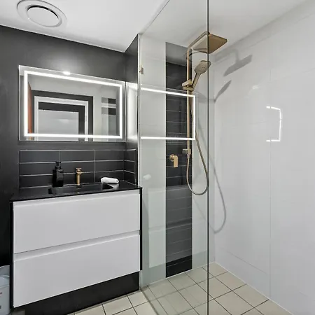 Bright & Cozy 2br With Pool, Gym, Wifi & Parking * Brisbane