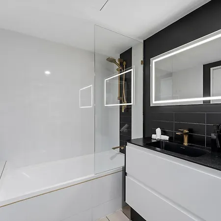 Bright & Cozy 2br With Pool, Gym, Wifi & Parking Apartment
