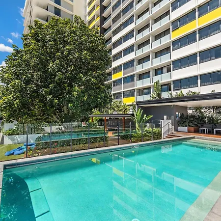 Luxe Portside With River Views, Parking & Study