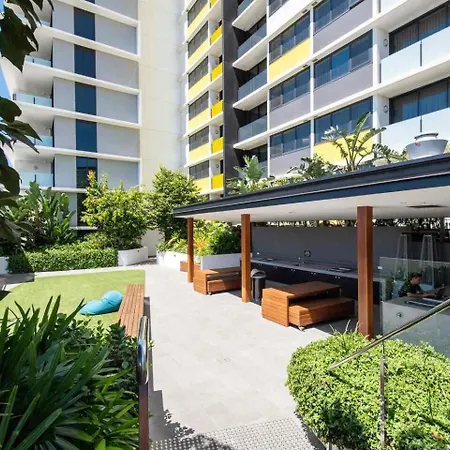Luxe Portside With River Views, Parking & Study Apartment Brisbane