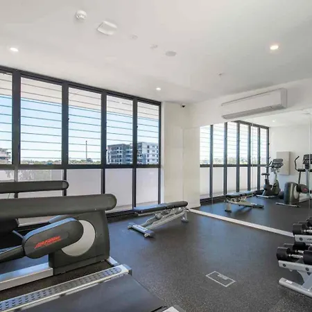 Luxe Portside With River Views, Parking & Study Apartment *