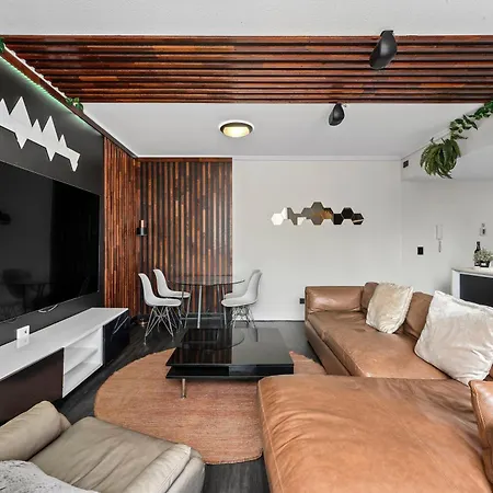 Bright & Cozy 2br With Pool, Gym, Wifi & Parking *