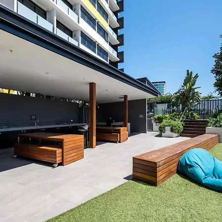 Apartment Luxe Portside With River Views, Parking & Study