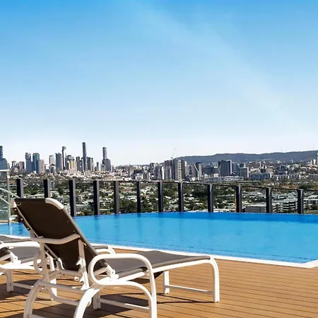 Cozy Hamilton With Brisbane's Rooftop Pool