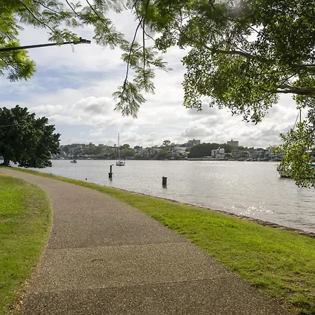 Elevated 3-bed Close To River Apartment *