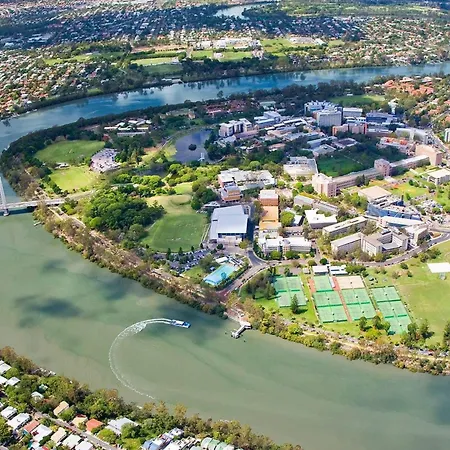 Elevated 3-bed Close To River * Brisbane