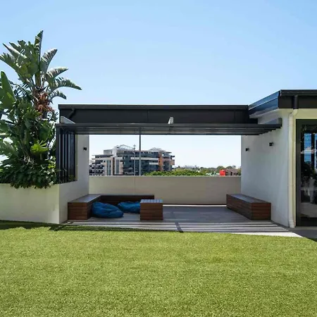 Apartment Luxe Portside With River Views, Parking & Study