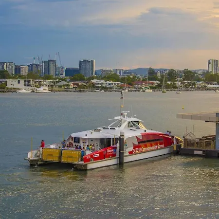 Luxe Portside With River Views, Parking & Study Apartment Brisbane