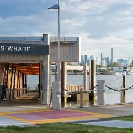 Apartment Luxe Portside With River Views, Parking & Study *