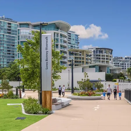Luxe Portside With River Views, Parking & Study