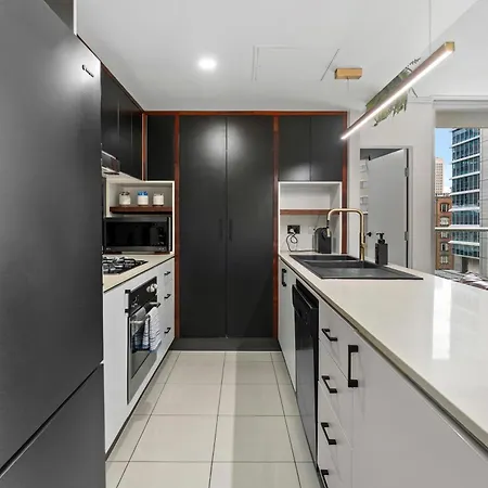 Apartment Bright & Cozy 2br With Pool, Gym, Wifi & Parking *