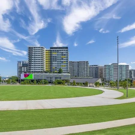 Luxe Portside With River Views, Parking & Study Apartment