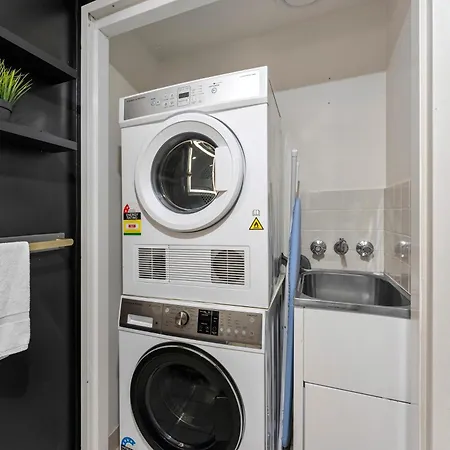 Apartment Bright & Cozy 2br With Pool, Gym, Wifi & Parking