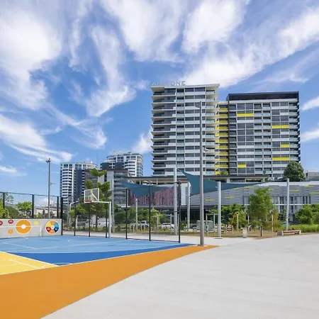 Luxe Portside With River Views, Parking & Study Apartment *