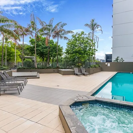 South Bank 2br With Huge Balcony & Pool Apartment *