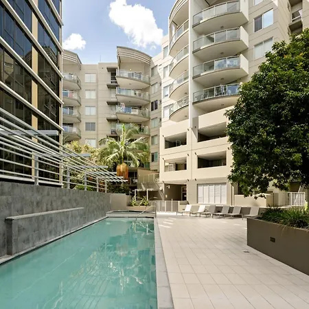 South Bank 2br With Huge Balcony & Pool Apartment *