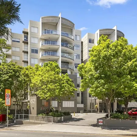 South Bank 2br With Huge Balcony & Pool Apartment