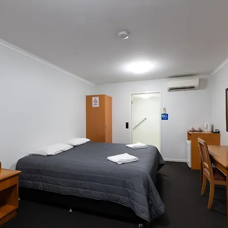 Queensport Hotel Motel 4*