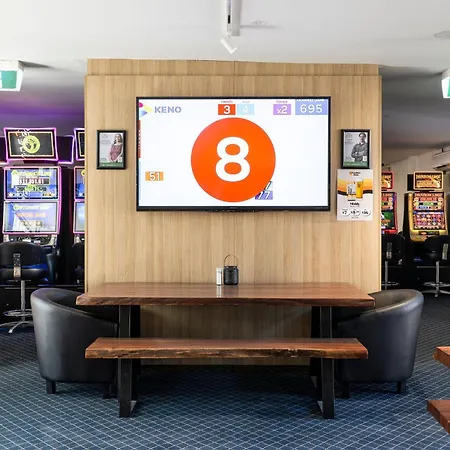 Queensport Hotel Motel 4*