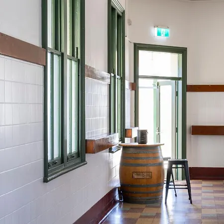 Queensport Hotel Motel 4*