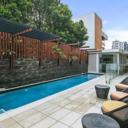 Sunny 1b In Heart Of South Bris By Custom Hosting