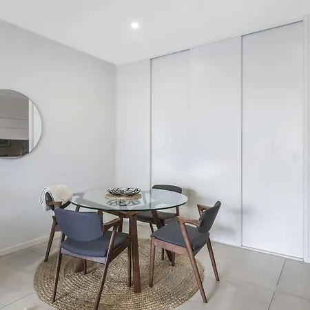 Sunny 1b In Heart Of South Bris By Custom Hosting * Brisbane