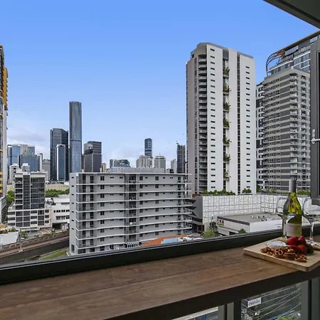 Sunny 1b In Heart Of South Bris By Custom Hosting