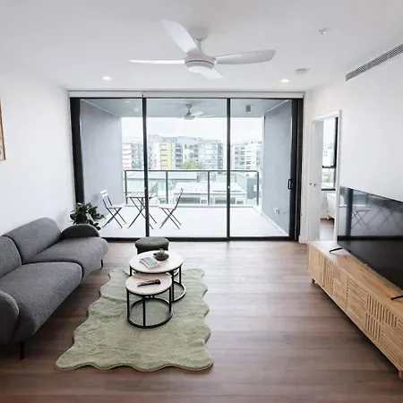 2br Sunlit W Balcony And Parking In West End