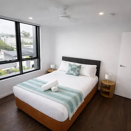 2br Sunlit W Balcony And Parking In West End *