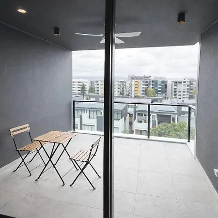 2br Sunlit W Balcony And Parking In West End
