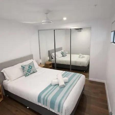 2br Sunlit W Balcony And Parking In West End