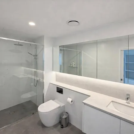 Apartment 2br Sunlit W Balcony And Parking In West End