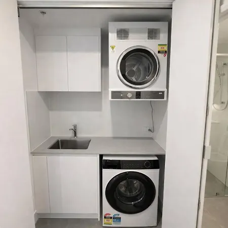 2br Sunlit W Balcony And Parking In West End *