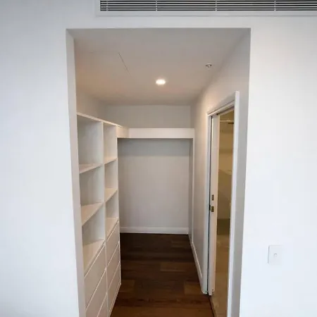 2br Sunlit W Balcony And Parking In West End Apartment *