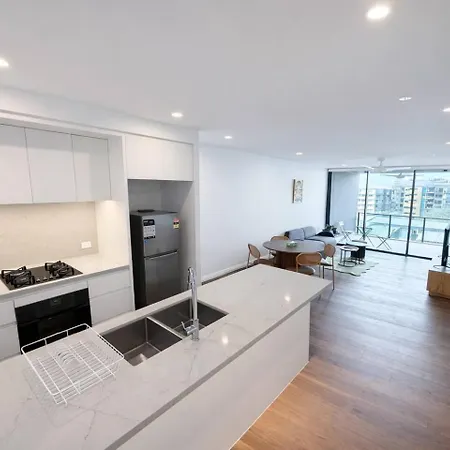 2br Sunlit W Balcony And Parking In West End Apartment