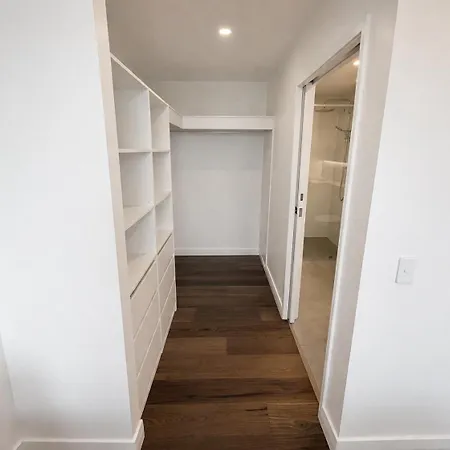 Apartment 2br Sunlit W Balcony And Parking In West End