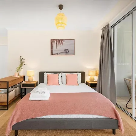 Cathedral Place Apartment *