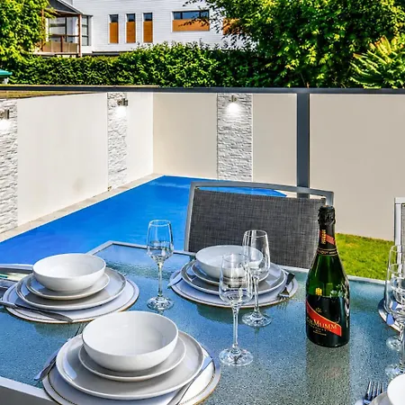New And Pool Holiday home Brisbane