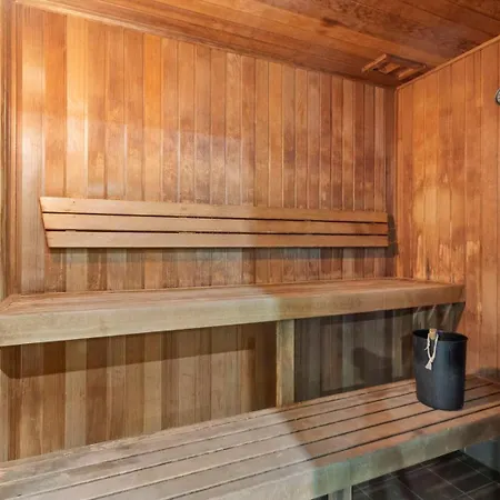 2br With Pool, Gym, Sauna & Wifi Apartment *