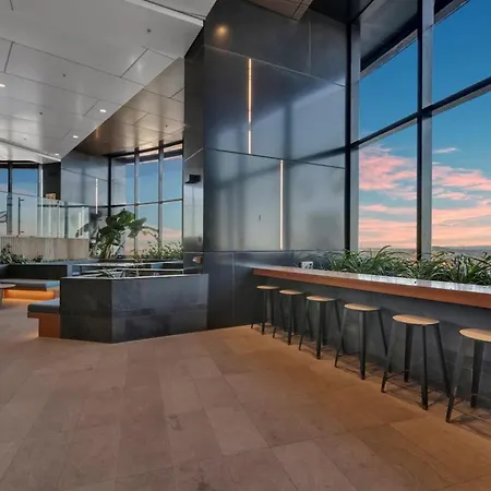 Brisbane's Highest Rated 3 Bedroom Luxury Above The 61st Floor- Incredible Views In Skytower, Brisbane's Tallest Building -complimentary Wifi, Drinks, Snacks & Streaming Access